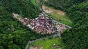Mengungkap-Keunikan-Desa-Tanjung-OKU-Selatan-yang-Kini-Diterjang-Banjir-Bandang-Dihimpit-Perbukitan.jpg