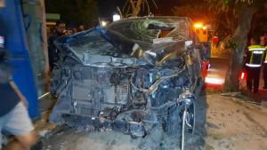 Minibus-dikendarai-sopir-dan-penumpang-ringsek-usai-menabrak-pengendara-sepeda-motor-dan.jpg