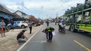 Ngebut-Pemotor-Tak-Bisa-Menghindar-dan-Tabrak-Truk-yang-Akan-Belok-di-Banyuasin-Luka-Parah.jpg