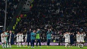 Para-pemain-Juventus-menyapa-suporter-pada-akhir-pertandingan-sepak-bola-Serie-A-Italia.jpg