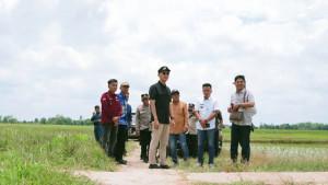 Pastikan-Pembangunan-Merata-Bupati-OKI-Cek-Proyek-Cetak-Sawah-dan-Perbaikan-Jalan-di-Lempuing.jpg