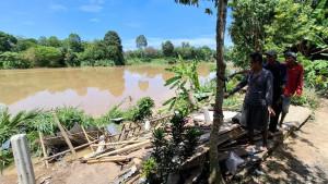 Pasutri-Lansia-di-Ogan-Ilir-Harus-Kehilangan-Tempat-Tinggal-Rumah-Milik-Mereka-Ambruk-ke-Sungai.jpg