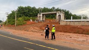 Pembangunan-Rumah-Dinas-Bupati-Musi-Rawas-Sebabkan-Jalan-Licin-Polisi-Tegur-Penanggungjawab-Proyek.jpg