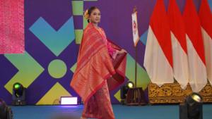 Penampilan-kain-Oku-Timur.jpg