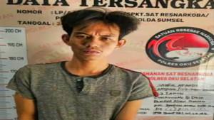 Pengedar-Narkoba-di-OKU-Selatan-Gagal-Kabur-Saat-Rumahnya-Digerebek-Polisi-13-Paket-Sabu-Disita.jpg