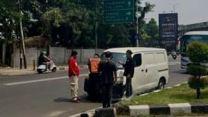 Penilangan-mobil-dobel-kabin-Komedian-Sule-baju-merah.jpg
