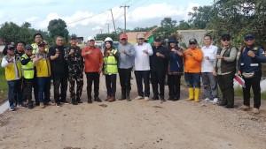 Penuhi-Janji-Politik-Askolani-Didampingi-Kadis-PUTR-Cek-Pembangunan-Jalan-Poros-Air-Salek-Banyuasin.jpg