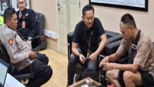 Penumpang-pria-berinisial-H-42-saat-diperiksa-polisi-usai.jpg