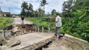 Perekomian-Warga-Jadi-Taruhan-Usai-Jembatan-Sungai-Toba-OKU-Timur-Ambruk-Mobilisasi-Berhenti-Total.jpg