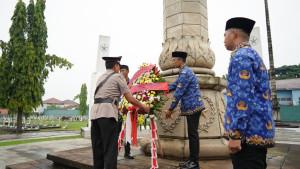 Peringati-HUT-Ke-54-Korpri-Karo-SDM-Polda-Sumsel-Pimpinan-Upacara-Ziarah-dan-Tabur-Bunga-di-TMP.jpg