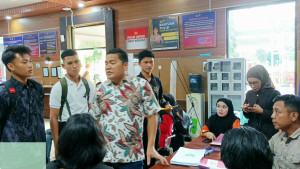 Petugas-Polres-OKU-Selatan-melayani-masyarakat-yang-mengurus-Surat.jpg