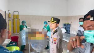 Petugas-Satreskrim-Polres-Pacitan-saat-melakukan-identifikasi-Jasad-di-Hutan-Desa-Temon.jpg