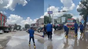 Pihak-Damkarmat-Palembang-melakukan-penyemprotan-sisa-tanah-liat-di-Jl-Dr-M-Isa.jpg