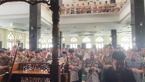 Polda-Sumsel-Gelar-Salat-Gaib-untuk-Affan-Kurniawan-Ojol-Tewas-Dilindas-Rantis-Brimob.jpg