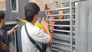 Polisi-memasang-garis-Police-line-di-hotel-yang-menjadi-lokasi-penemuan-mayat-wanita.jpg