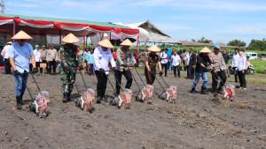 Polres-Ogan-Ilir-Tanam-Jagung-Serentak-Kuartal-IV-2025-Dukung-Program-Swasembada-Pangan-Nasional.jpg