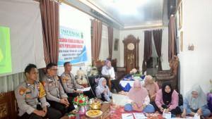 Polsek-Ulu-Musi-Empat-Lawang-saat-mengikuti-sosialisasi-di-rumah-warga-Desa-Padang-Tepong.jpg