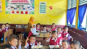 Program-MBG-Perdana-Berlangsung-di-Kecamatan-Bunga-Mayang-OKU-Timur-Jadi-Semangat-Baru-di-Sekolah.jpg