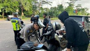 Puluhan-Pengendara-Motor-Terjaring-Razia-di-Banyuasin-Didominasi-Tak-Pakai-Helm-Alasan-Jarak-Dekat.jpg