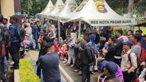 Ramai-Warga-Buat-SKCK-Untuk-PPPK-Paruh-Waktu-Polres-Pagar-Alam-Buka-Layanan-Hingga-Sabtu-dan-Minggu.jpg