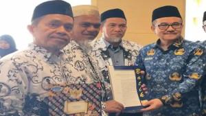 Rasnal-dan-Abdul-Muis-resmi-terima-SK-pembatalan-dipecat-dan-jabatan-ASN-dikembalika.jpg
