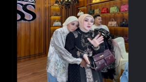 Rezeki-Safitri-live-perdana-jual-baju-Shella-Saukia-dapat-uang-Rp93-juta.jpg