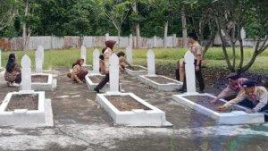 SMA-membersihkan-taman-makam-pahlawan-di-OKU-Selatan-Kamis-7112024.jpg