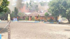 SMPN-2-Semendawai-Timur-OKUT-Terbakar-5-Gedung-Hangus-Terbakar-Api-Berasal-Dari-Ruang-TU.jpg