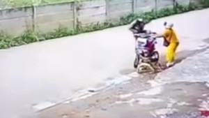 Seorang-emak-emak-menjadi-korban-kejahatan-jalanan-begal-di-Talang-Kelapa-Tembusan-So.jpg