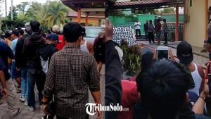 Suasana-SMA-Negeri-Cepogo-saat-digeruduk-warga-Dukuh-Sengon-Desa-Mliwis.jpg