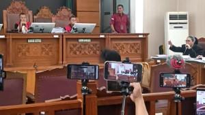 Suasana-ruang-sidang-PN-Jakarta-Selatan-ricuh.jpg