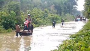 Sungai-Penukal-Meluap-Jalan-Poros-Desa-Sungai-Ibul-PALI-Lumpuh-Terendam-Banjir-Setinggi-1-M.jpg
