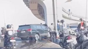 Tabrak-Pejalan-Kaki-Mobil-Innova-di-Palembang-Hantam-Tiang-LRT-Saat-Hendak-Kabur-Sopirnya-Lansia.jpg