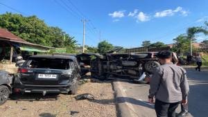 Tabrakan-Beruntun-di-Prabumulih-Mobil-Pikap-Tabrak-3-Innova-yang-Lagi-Parkir-Diduga-Sopir-Ngantuk.jpg