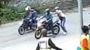 Tangkapan-layar-memperlihatkan-seorang-pengendara-motor-pria-yang-diduga-menjadi.jpg