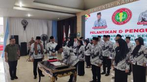 Teddy-Meilwansyah-Lantik-Pengurus-PGRI-OKU-Inginkan-Guru-Beradaptasi-Dengan-Teknologi.jpg