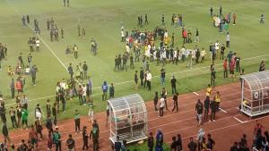 Tiga-kelompok-suporter-tidak-puas-hingga-turun-ke-lapangan.jpg