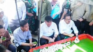 Tinjau-Aktivitas-Ekonomi-di-Pasar-16-ilir-Palembang-Wapres-Gibran-Cicipi-Pempek-Tumpah.jpg