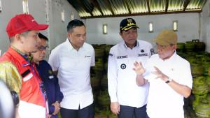 Tinjau-Pangkalan-LPG-di-Sumatera-Selatan-Menteri-ESDM-Pastikan-Penyaluran-Energi-Bersubsidi-Aman.jpg