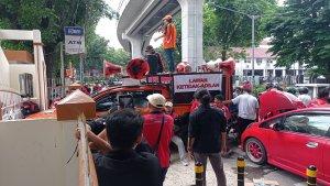 Tolak-Hukuman-Mati-Keluarga-Remaja-Pembunuh-Siswi-SMP-Palembang-Gelar-Demo-Minta-Sidang-Ditunda.jpg