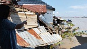 Tongkang-Batu-Bara-Tabrak-7-Rumah-Warga-di-Sungai-Musi-Palembang-5-Perahu-Hancur.jpg