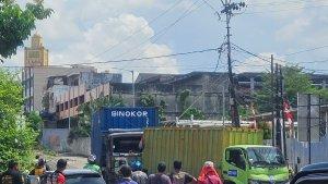 Truk-Tabrak-Lalu-Seret-Tiang-Listrik-di-Jalan-MP-Mangkunegara-Palembang.jpg