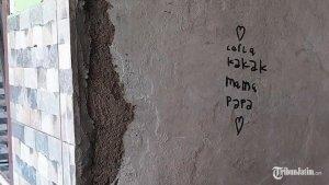 Tulisan-korban-di-dinding-rumah.jpg