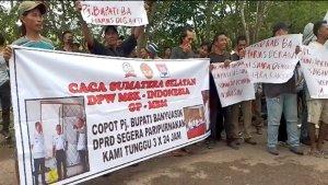 Tuntut-Pj-Bupati-Banyuasin-Hani-Syopiar-Rustam-Dicopot-Ratusan-Massa-Geruduk-DPRD-Banyuasin.jpg