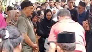 VIDEO-Isak-Tangis-Pemakaman-Kaisar-Anak-Drummer-Matta-Band-Tewas-Terseret-Ombak-di-Bali.jpg