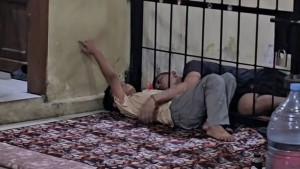 Video-mengharukan-yang-memperlihatkan-seorang-tahanan-memeluk-anaknya.jpg