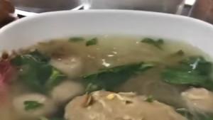 Viral-Remaja-di-Palembang-Temukan-Diduga-Kodok-di-Bungkus-Bakso-Respon-Penjual-Santai.jpg