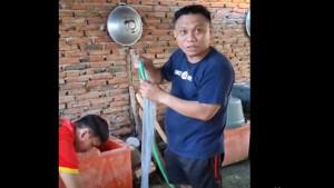 Wahyudin-Moridu-memperlihatkan-profesi-barunya-jadi-rakyat-biasa-jauh-dari-kemewahan-Kini.jpg