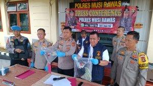 Wakapolres-Musi-Rawas-Kompol-Harsono-ketika-memimpin-pres-release-terkait-tewasnya-DPO.jpg