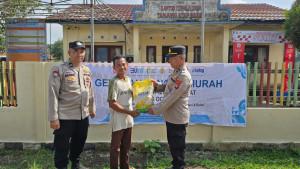 Wakapolsek-Tanjung-Batu-Ipda-M-Toyib-kanan-melayani-warga.jpg